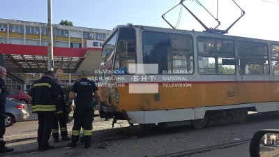 Катастрофа между трамвай и боклуджийски камион блокираха движението в София