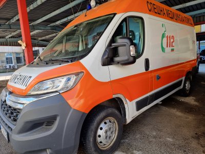 Шофьор се блъсна в стена на магазин във Варна, жена е в болница без опасност за живота