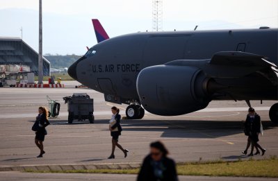 Двата американски военни самолети на столичното летище: Машините са излетели след няколко часа