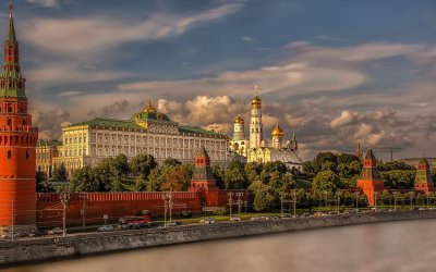 Дипломатически совалки: Специалните пратеници на Тръмп пристигат в Москва