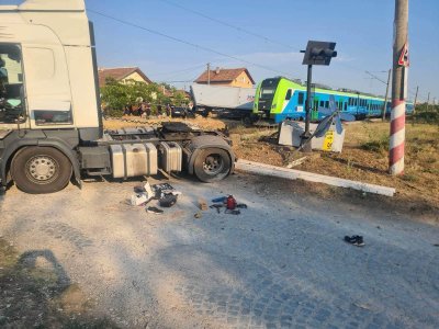 Пътнически влак удари камион на прелез във Врачанско