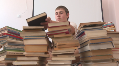 Добрият пример: 333 книги дари 17-годишен младеж на библиотеката в благоевградското село Бараково