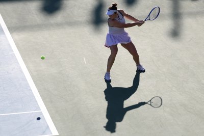 Линда Носкова оцеля в трисетова битка и продължава напред на US Open