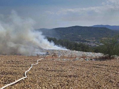 Пожар гори в депото за отпадъци в Габрово (СНИМКИ)