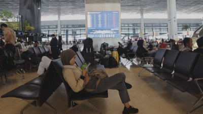Пет летище в Индонезия бяха отворени, вулканът Кракатау продължава да е активен