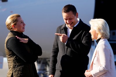 Урсула фон дер Лайен пристигна в Гренландия, ще подпише декларация за сигурност