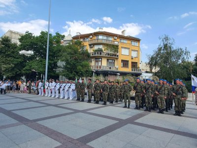 Бургас чества Деня на Съединението (СНИМКИ)