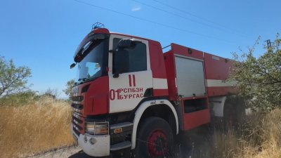 Голям пожар избухна край Бургас &ndash; горят сухи треви и храсти