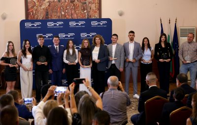Президентът Илияна Йотова връчи наградите в Конкурса за есе на студенти и ученици от българските общности зад граница