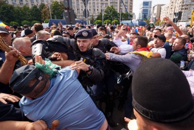 24 ранени, сред които и 8 полицаи след сблъсъци на протест на овцевъди в Букурещ