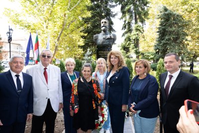 Президентът Илияна Йотова откри бюст-паметник на Александър Батенберг в Русе