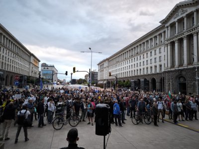 Втори протест срещу кабинета "Радев" в триъгълника на властта (СНИМКИ)