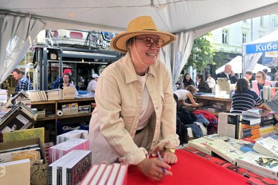 Писателката Рене Карабаш се срещна с читатели на изложението &bdquo;Алея на книгата" в София