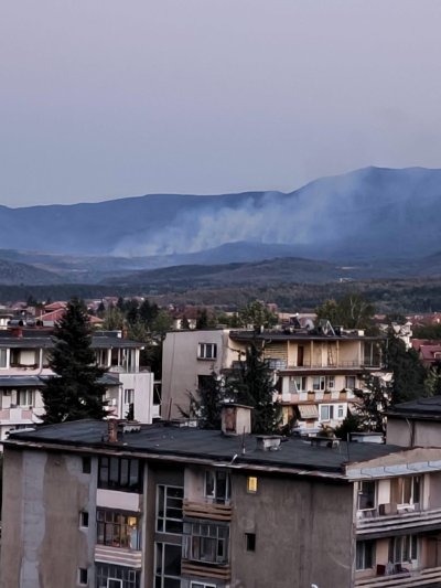 Продължава да гори пожарът в близост до Клисурския манастир