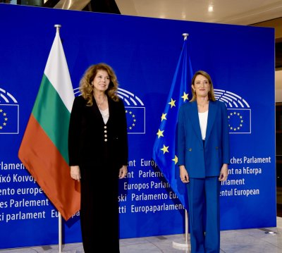 Държавният глава Илияна Йотова разговаря с председателя на ЕП Роберта Мецола