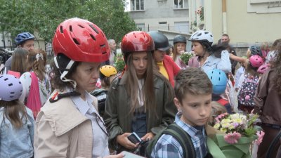С каски на училище: По необичаен начин посрещнаха първия учебен ден в столично училище