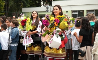 Народни традиции оживиха първия учебен ден в 51-во СУ в София (СНИМКИ)
