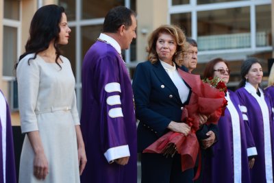 Йотова към бъдещите лекари: Тази професия не може да бъде заменена от изкуствения интелект