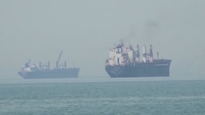 Напрежение в Ормузкия проток: Кораб е поразен от снаряд