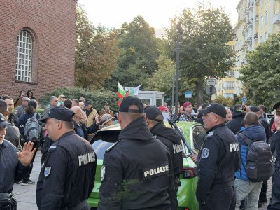 Два протеста и напрежение пред Столична община тази вечер (СНИМКИ)
