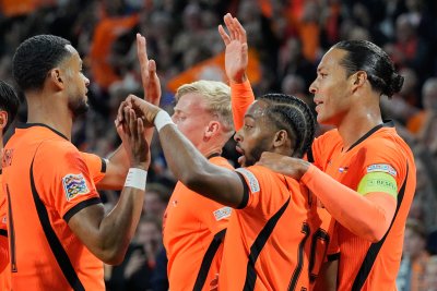 Нидерландия и Германия поделиха точките в дебюта на Шави и Юрген Клоп