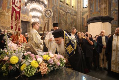 Чудотворна светиня във Варна: Поклонение пред частица от Честния пояс на Пресвета Богородица