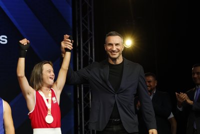 Владимир Кличко награди деца със синдром на Даун след боксови демонстрации в София