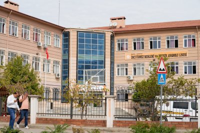 Трима от 11 ранени ученици са в критично състояние след стрелба край турско училище