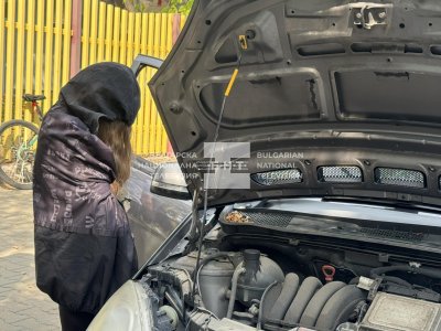 Майка на две деца е задържана пред детска градина в София за притежание на наркотици (СНИМКИ)