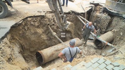 Поредна ВиК авария на магистрален водопровод във Варна остави част от града без вода (СНИМКИ)