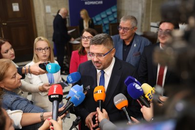 Инициативният комитет на Илияна Йотова и Кирил Вълчев се регистрира в ЦИК за президентския вот