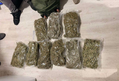 Задържаха мъж с близо 4,8 кг канабис и оръжия в София