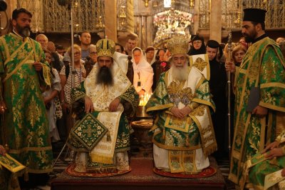 Патриарх Даниил отслужи литургия в храма на Божи гроб заедно с йерусалимския патриарх Теофил III