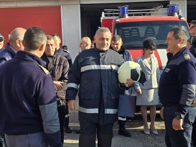 След 29 години служба началникът на пожарната в Добрич излезе в пенсия (СНИМКИ)
