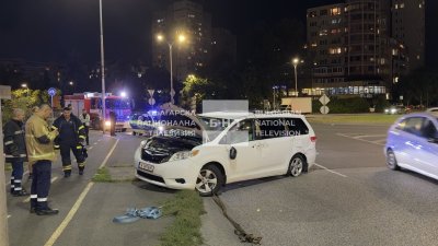 Два автомобила се сблъскаха на кръгово кръстовище в Бургас, единият се обърна по таван (СНИМКИ)