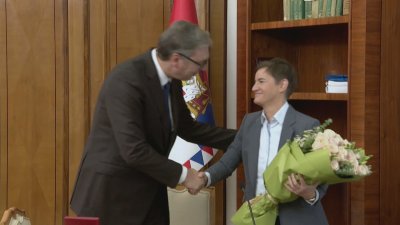 Александър Вучич предаде президентския пост на председателя на сръбския парламент Ана Бърнабич