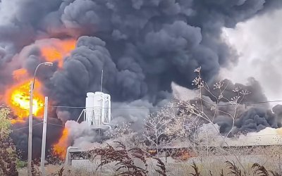 Пожар гори в склад за изолационни материали в Бяла, Варненско, има загинал