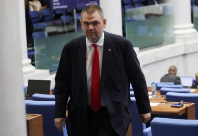 Нов сблъсък между ДПС и Иван Демерджиев за мантинелите и полетите на Пеевски