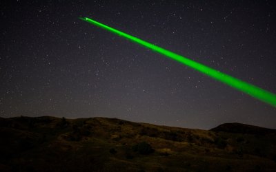 Лазери в пустинята Атакама създават изкуствени звезди за кристалночисти космически снимки