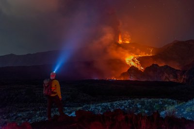 Летището в Катания остава затворено заради пепел от Етна