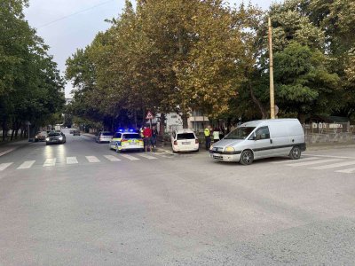 Кола се заби в ограда на детска градина във Велико Търново