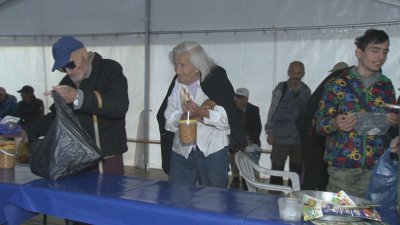 "Всеки, имащ нужда е добре дошъл": Събират средства за ново "камионче за топла храна"