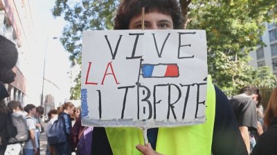 Франция в очакване на още ученически протести, 15-годишен загуби ръката си в Ланс