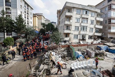 Поне един загинал след срутването на сграда в истанбулския район Малтепе