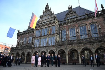 По-разделена от всякога Германия отбелязва обединението на ГДР и ФРГ