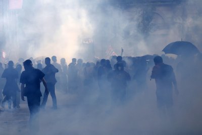 Франция пламна: Сълзотворен газ, вандализъм и палежи в най-мащабния ден от началото на ученическите протести