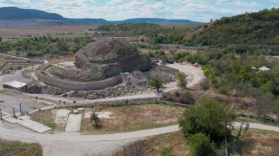 "Новини от миналото": Бира на 7000 години, украсени стени и графити - какви тайни разкриха солниците в Провадия?