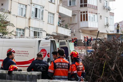 Рухна 7-етажна сграда в Истанбул, седем души са под развалините