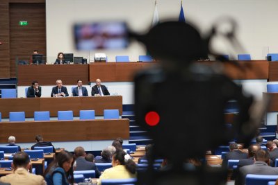 Високите цени, мантинелите и полетите на политиците: Остър сблъсък между премиера Радев и опозицията в парламента