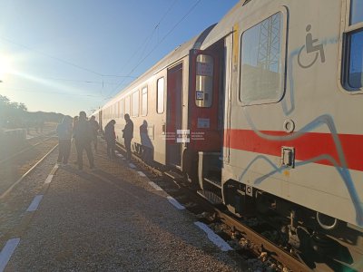 Изтичане на газ от цистерна спря седем влака на гара Карлово